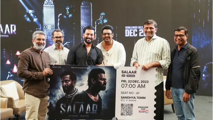 मशहूर फिल्म निर्माता एसएस राजामौली ने हैदराबाद में आयोजित एक कार्यक्रम में प्रभास की फिल्म 'सलार: पार्ट 1 - सीजफायर' का पहला टिकट खरीदा।
